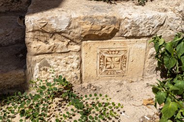 Merdivenleri süslemek için kabartmalı taş çiçek.