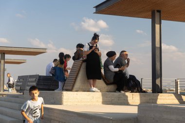 Acre, İsrail - 01 Kasım 2022, güneşli bir günde insanlar Akdeniz 'den rıhtımda dinleniyor.