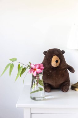 Kahve fincanında pipo rumba, vazoda okaliptüs dalı ve beyaz bir masada iki çerçeveli bir duvara karşı bir fincan kahve. Yerleşim planı hazır. Dikey çerçeve. Metin için boşluk