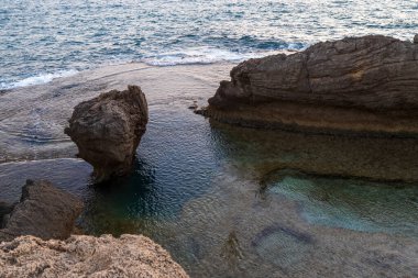 Kuzey İsrail 'in Hayfa bölgesindeki Nahsholim Sahili' nin göz kamaştırıcı gölünde taş kemer..