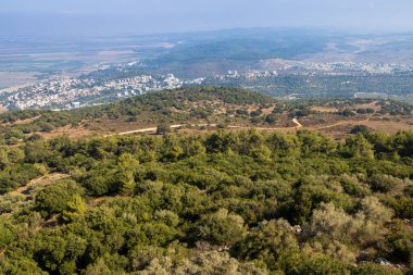 Muhraqa kış bulutlu gün siste Jezreel Vadisi'nde görünümü Mount Carmel alt Celile İsrail'in '