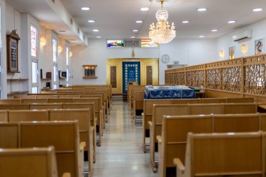 Hayfa, İsrail - 30 Haziran 2022, modern bir sinagogun içi.