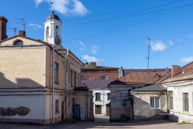 Vyborg şehrindeki saat kulesi, yıkılan katedralin çan kulesi, 11 Nisan 2022, Vyborg, Rusya