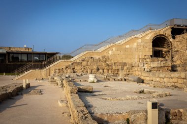 CAESAREA, İsrail - 11 Ağustos 2022, Caesarea, İsrail 'deki antik hamam kalıntıları