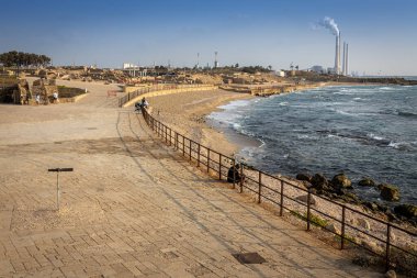 CAESAREA, İsrail - 11 Ağustos 2022: Caesarea antik limanında turistler. Antik Caesarea Maritima şehri ve limanı MÖ 2513 yılında Büyük Herod tarafından inşa edilmiştir..