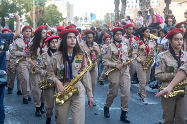 Hayfa, İsrail - 17 Aralık 2022: St. Elias Piskoposluk Okulu öğrencileri Alman Kolonisi 'ndeki Noel geçit törenine katıldılar. İzleyiciler geçidi izliyor