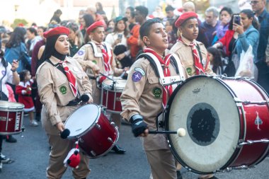 Hayfa, İsrail - 17 Aralık 2022: St. Elias Piskoposluk Okulu öğrencileri Alman Kolonisi 'ndeki Noel geçit törenine katıldılar. İzleyiciler geçidi izliyor