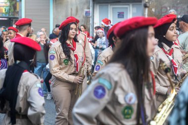 Hayfa, İsrail - 17 Aralık 2022: St. Elias Piskoposluk Okulu öğrencileri Alman Kolonisi 'ndeki Noel geçit törenine katıldılar. İzleyiciler geçidi izliyor