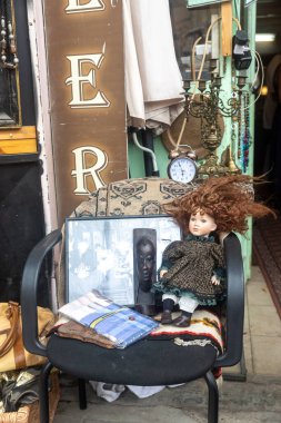 Hayfa, İsrail - 02 Eylül 2022, Sovyet yapımı 70 'lerin tarzında bir bebek, bit pazarında örülmüş şapka ve elbise giymiş..