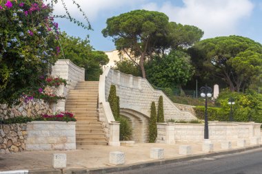 Hayfa, İsrail, 26 Haziran 2022: Karmel Dağı 'ndaki Louis gezinti güvertesinden İsrail' in Hayfa şehrinin şehir merkezi ve limanı olan Bahai Tapınağı 'na manzara