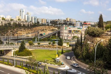 HAIFA, ISRAEL - 29 Eylül 2022: Otoyol trafiği birden fazla seviyede değişiyor, hava görüntüsü.