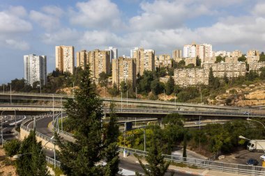 HAIFA, ISRAEL - 29 Eylül 2022: Otoyol trafiği birden fazla seviyede değişiyor, hava görüntüsü.