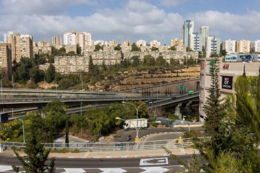 HAIFA, ISRAEL - 29 Eylül 2022: Otoyol trafiği birden fazla seviyede değişiyor, hava görüntüsü.