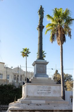 Hayfa, İsrail - 06.10.2022, Stella Maris Madonna 'nın Carmelite Manastırı' ndaki bronz heykeli. Carmel Dağı 'nın Leydisi Manastırı olarak bilinir.