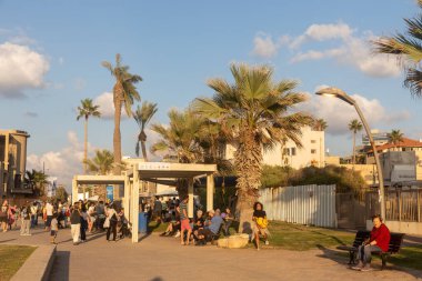 Hayfa, İsrail - Ocrober 14, 2022, İnsanlar Bat Galim seti boyunca geziniyor