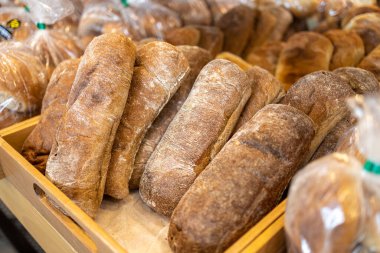 Susamlı çeşitli ekmek ürünleri: çörekler, krakerler, fırında satılan haşhaşlı çörekler.