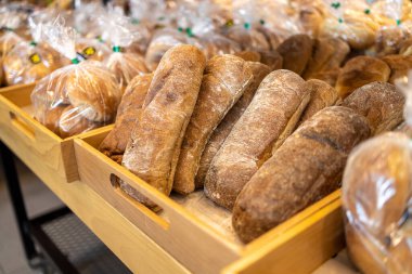 Susamlı çeşitli ekmek ürünleri: çörekler, krakerler, fırında satılan haşhaşlı çörekler.