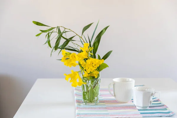 Strauchzweig Mit Tecoma Stans Blumen Einem Glasbecher Auf Einem Weißen — Stockfoto