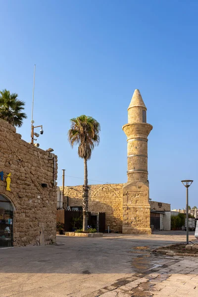 CAESAREA, İsrail - 11 Ağustos 2022, eski faal olmayan bir camiinin kalıntıları - İslam Camii - Caesarea şehrinde, Akdeniz kıyılarında, kuzey İsrail 'de
