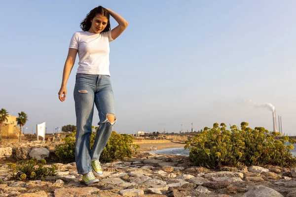 Een Lachend Attent Meisje Een Wit Shirt Blauwe Jeans Lichtgroene — Stockfoto