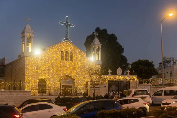 Hayfa, İsrail Aralık 2022 Melkite Katolik Katedrali 'nin Aziz Elias Katedrali ve İsrail' in Hayfa şehrinde Noel için süslenmiş dev Noel ağacı. Yunan Ortodoks Kilisesi