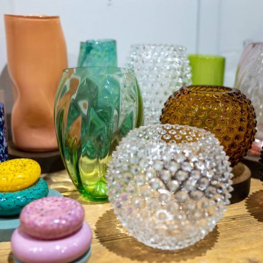 Londra, İngiltere - 10 Aralık 2022, Liberty Luxury mağazası. Yerel bir markette farklı şekillerde çok renkli cam vazolar satılıyor.