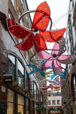 Londra, İngiltere - 10 Aralık 2022, Noel 'de büyük bir çiçekle Slingsby Place