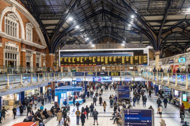Londra İngiltere - 17 Şubat 2022 Londra Liverpool Street istasyonunda kalabalık bir kalabalık treni yakalamak için koşuyor..