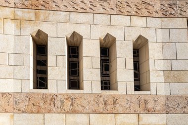 Nasıra, İsrail - Aralık 2022: Annunciation Bazilikası. Bu kilise geleneğe göre Annunciation 'ın yapıldığı yere inşa edildi. Dar pencereli duvar parçası