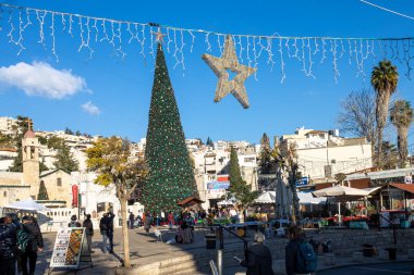 NAZARETH, ISRAEL - 2022 ARALIK: İnsanlar, Yunan Ortodoks Kilisesi yakınlarındaki Noel 'i kutluyor