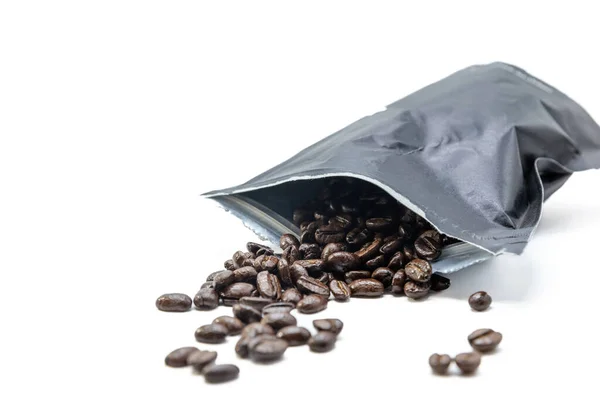 Czarna Torba Próżniowa Kawy Której Wypływają Ziarna Kawy Odizolowane Biało — Zdjęcie stockowe