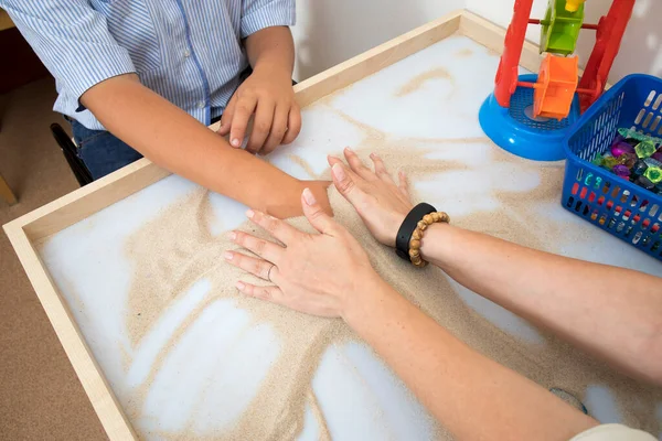 Фрагмент Терапевтические Мероприятия Детьми Врач Помогает Пациенту Аутизмом Играть Песком — стоковое фото