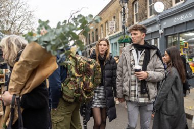 Londra, Uk - 17 Aralık 2022, Columbia Road Çiçek Pazarı bir sokak pazarı. İnsanlar çiçek seçer ve alırlar.