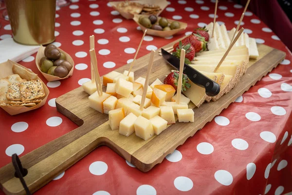 Verschiedene Käsesorten Auf Einem Schneidebrett Messer Frische Erdbeeren Oliven Cracker — Stockfoto
