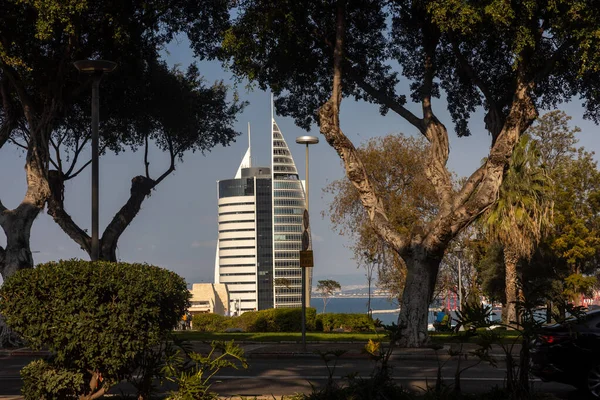 以色列海法 2023年2月24日 内政部在地中海沿岸的建筑 从Hadar Hacarmel街区看市中心和港口的 火箭建筑 — 图库照片