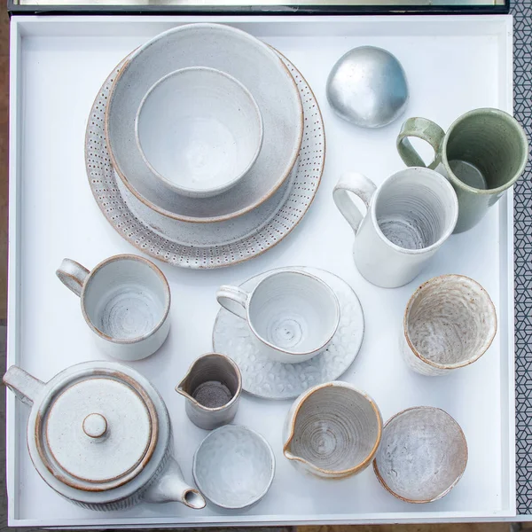 Eine Große Auswahl Weißen Tellern Und Tassen Reihte Sich Aneinander — Stockfoto