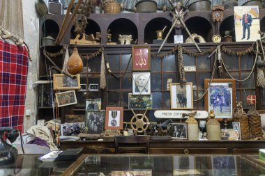 Acre, Israel - Mart 2023, pazardaki baharat dükkanı. Duvar eski sahiplerinin fotoğraflarıyla süslenmiş. Cam kavanozlarda baharatlar.