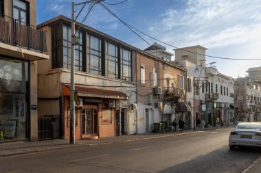 Tel Aviv İsrail - 07 Mart 2023, Florentin bölgesinin eski binaları, gece kulüpleri ve partileri için en popüler bölgelerden biri..