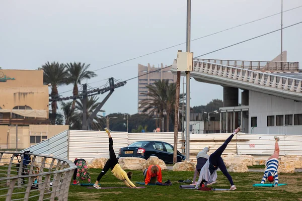 Haifa Israel Mars 2023 Promenad Längs Havet Kvinnor Gör Yoga — Stockfoto