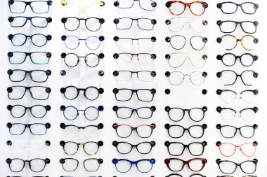 Optik mağazadaki raflarda moda düzeltici gözlük. Pek çok çeşit gözlük. Moda koleksiyonu set gözlükleri