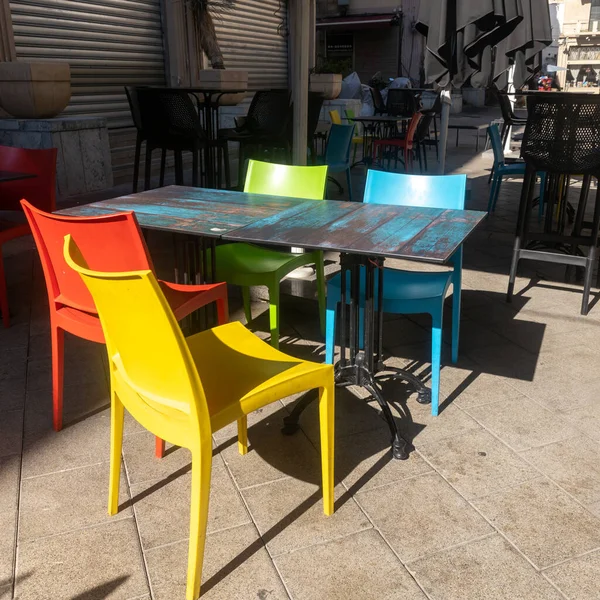 Renkli Plastik Sandalyeli Masalı Alışveriş Merkezinin Lobisinde Sarı Ekoseli Restoran — Stok fotoğraf