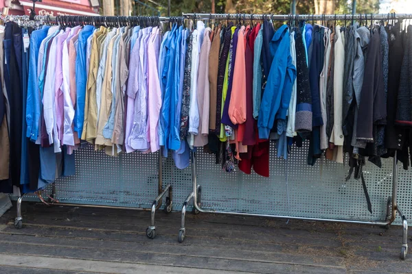 Camicie Uomo Multicolori Sulla Rotaia All Ingresso Del Negozio Fiera — Foto Stock