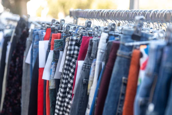 Pantalón Multicolor Para Hombre Mujer Una Barandilla Entrada Tienda Feria — Foto de Stock