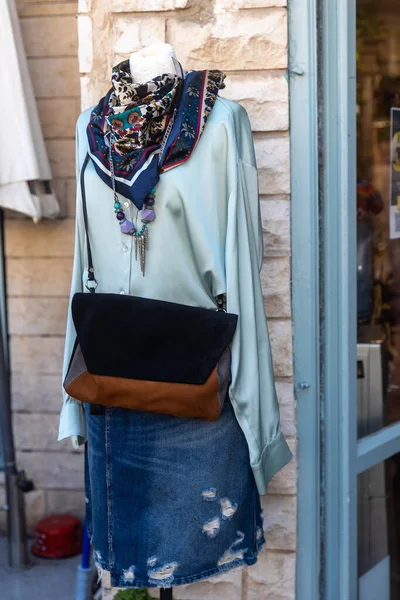 Eine Kopflose Schaufensterpuppe Trägt Einen Türkisfarbenen Pullover Einen Bunten Seidenschal — Stockfoto