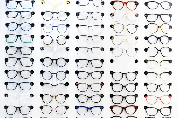 Модные Корректирующие Очки Глаз Полке Оптическом Магазине Много Типов Очков — стоковое фото