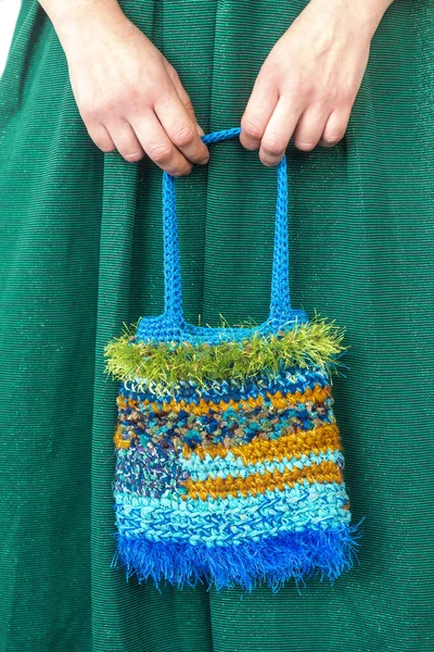 Eine Blaue Melange Handtasche Mit Strass Weiblichen Händen Vor Dem — Stockfoto