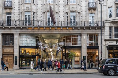 Londra, İngiltere - 15 Aralık 2022, Piccadilly Çarşısı Piccadilly tarafından dış görünümü- Mayfair, Londra 'da moda ve lüks dükkanlarının üst düzey galerisi.