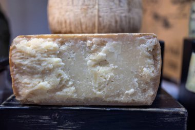 Pazarda peynirli parmesan sosu satılıyor.