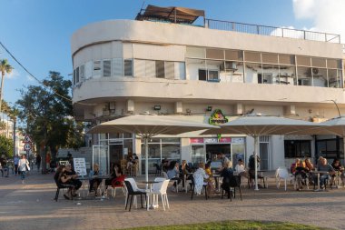 Hayfa, İsrail 12 Mart 2023, Bat Galim bölgesinde dondurma salonu. Bir kafedeki insanlar masaya oturur, iletişim kurar, yemek yerler. Aile tatili