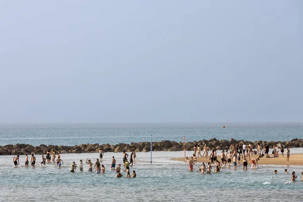 Haifa Israel Mars 2023 Unga Människor Dado Beach Sola Spela — Stockfoto